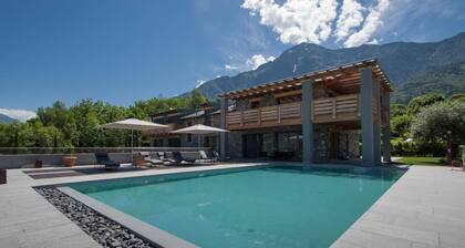 Luxury apartment within a villa, SPA and heated pool with view over Lake Como