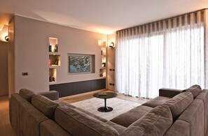 Smart TV, DVD player - Luxury apartment within a villa, SPA and heated pool with view over Lake Como (Colico Piano)