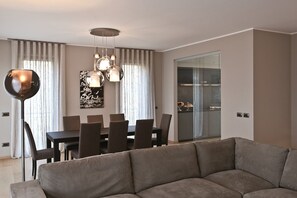 Smart TV, DVD player - Luxury apartment within a villa, SPA and heated pool with view over Lake Como (Colico Piano)