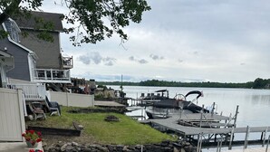 Un barco amarrado, una casa y un lago tranquilo.