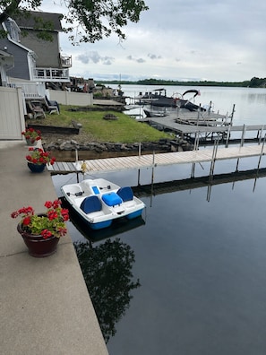 Un bateau amarré, une maison et un lac paisible.