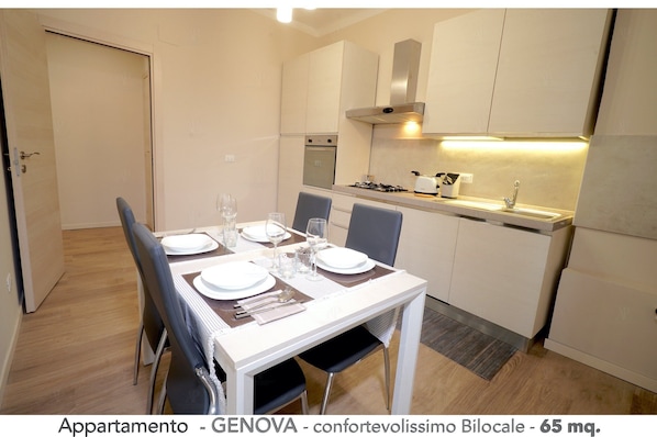 Frigorifero, microonde, forno, piano cottura