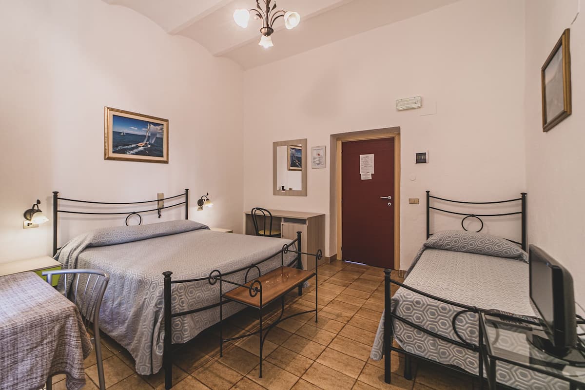 Habitació triple bàsica, amb bany privat (PLUS INTERNA) | 1 dormitori 