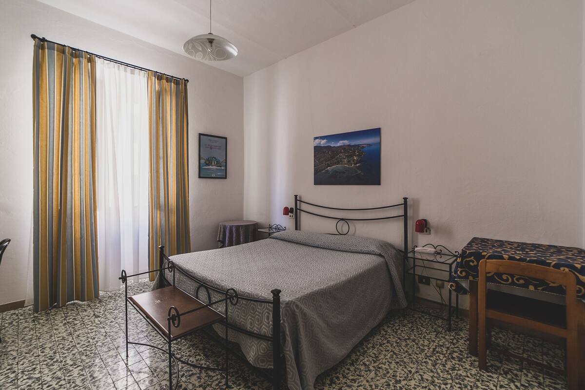 Habitació doble bàsica, amb bany privat (MATRIMONIALE INTERNA) | 1 dormitori 