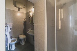 Chambre triple Standard, salle de bain attenante, vue sur la mer (PLUS VISTA MARE) | Salle de bain