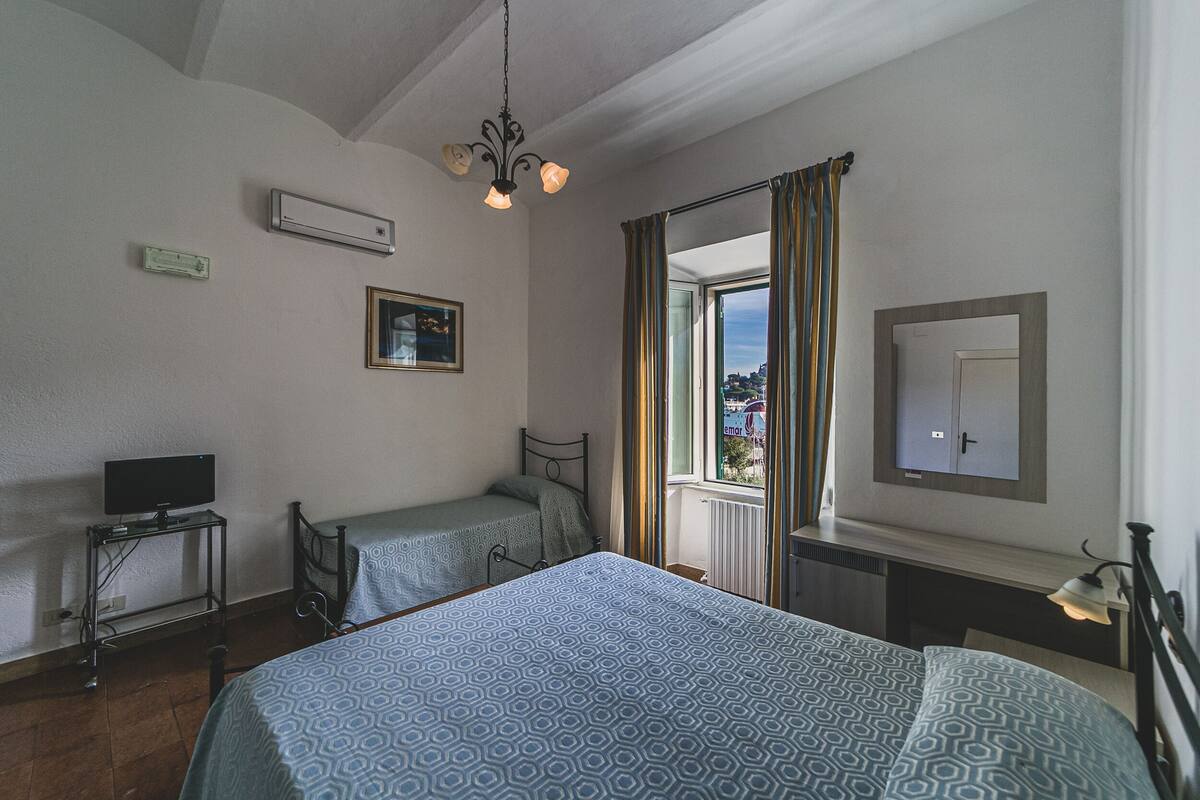 Habitació triple estàndard, amb bany privat, vistes al mar (PLUS VISTA MARE) | 1 dormitori 