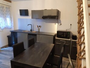 Réfrigérateur, micro-ondes, plaque de cuisson, lave-vaisselle