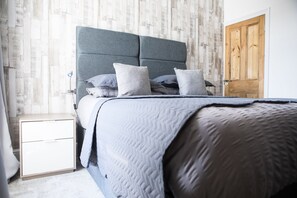 3 Schlafzimmer, Schreibtisch, Bügeleisen/Bügelbrett, Reisekinderbett