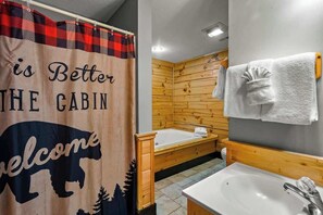 Combined shower/bathtub, towels, shampoo