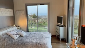 3 bedrooms, iron/ironing board, travel crib, free WiFi