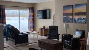 Smart TV - Eagle Isle North Wing on the Sandusky River w/ short drive to Cedar Point. (Fremont)