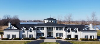 Eagle Isle North Wing on the Sandusky River w/ short drive to Cedar Point.
