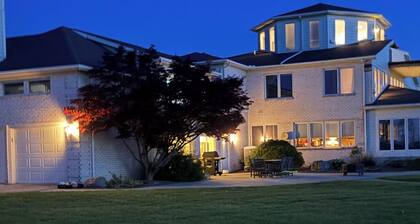 Eagle Isle Wings North Wing Relaxing Waterfront Getaway near cedar point
