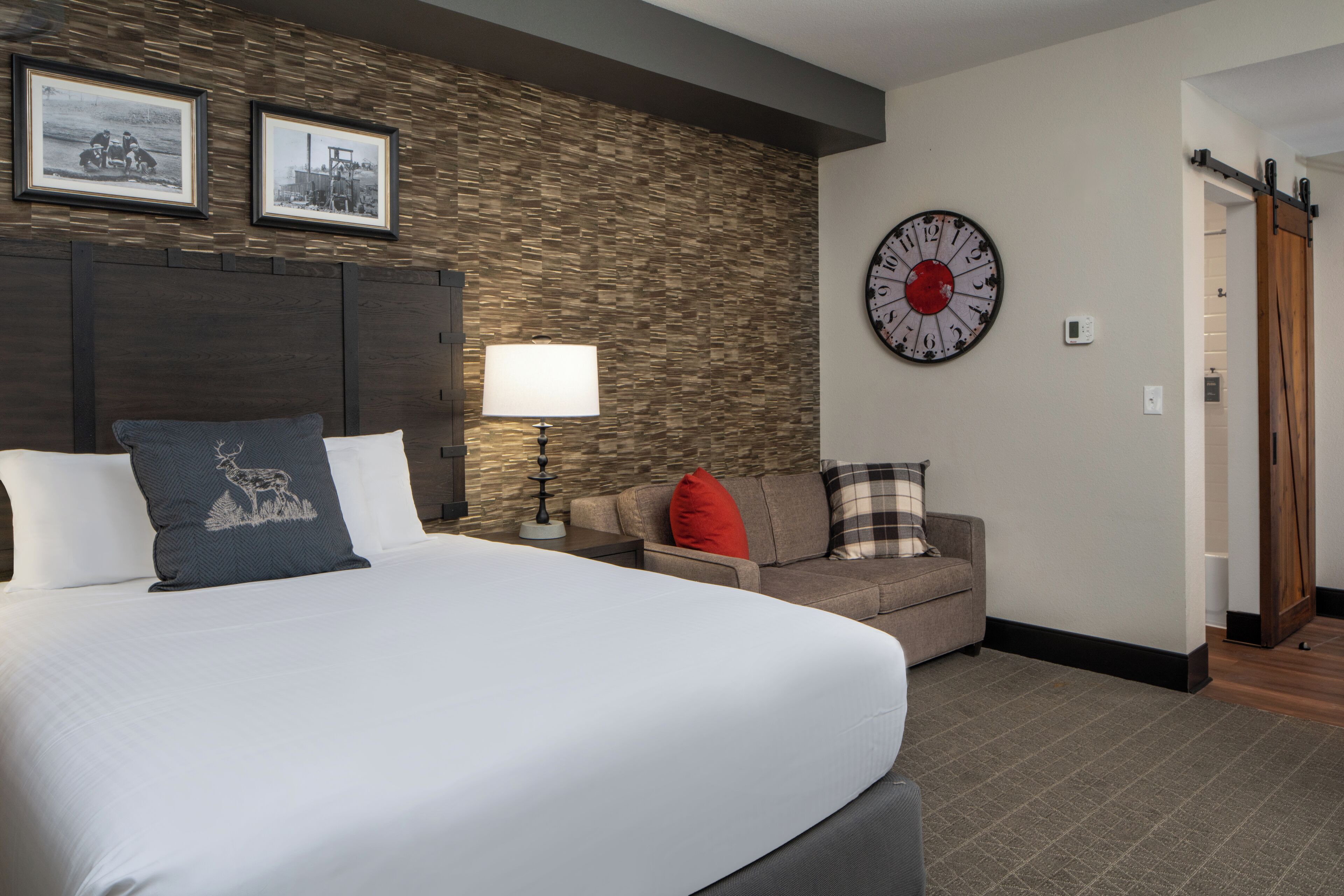 Ylelliset vuodevaatteet, tallelokero huoneessa, työpöytä