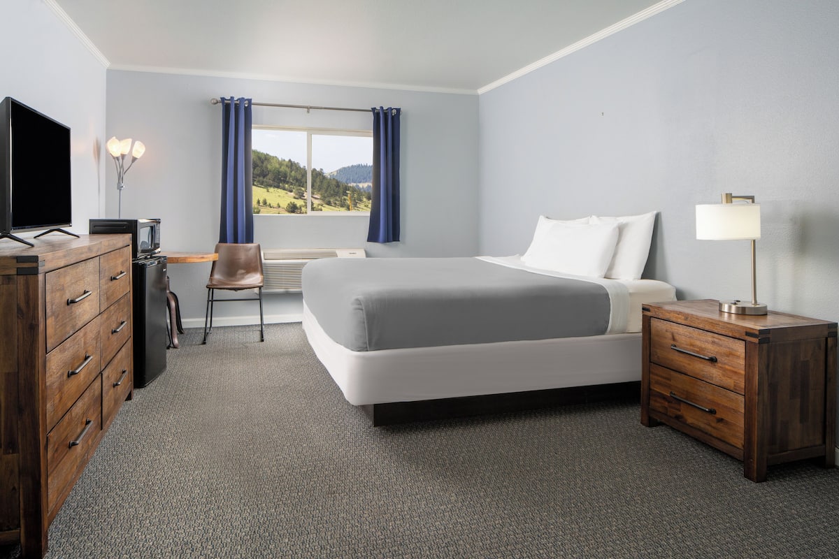 gold king mountain inn king bed | premium bedding, in-room safe, desk, iron/ironing board