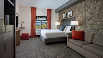 Junior Studio Suite, 1 Queen Bed | Premium bedding, in-room safe, desk, iron/ironing board