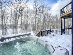 Outdoor spa tub - Large Lakefront Home! Private dock + hot tub! (McHenry)