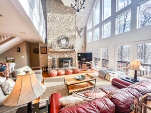 Smart TV, fireplace, DVD player, foosball - Large Lakefront Home! Private dock + hot tub! (McHenry)