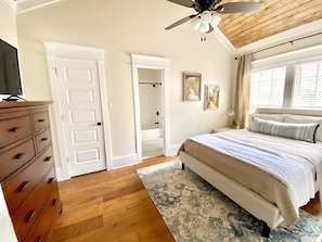 4 bedrooms, desk, iron/ironing board, travel crib