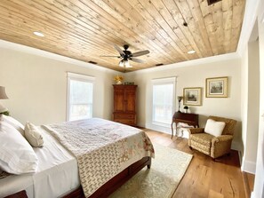 4 bedrooms, desk, iron/ironing board, travel cot