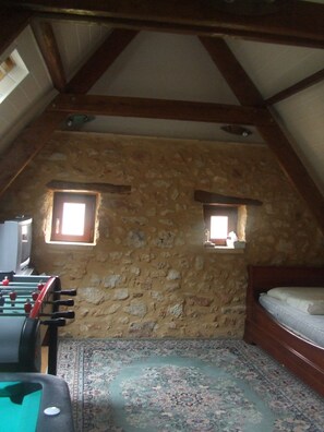 3 عدّة غرف نوم ومكواة/لوح كي وسرير  سفر وملاءات أسرّة