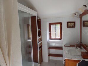 Regadera y papel de baño 