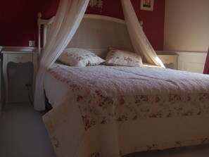 3 habitaciones, tabla de planchar con plancha y cuna de viaje 
