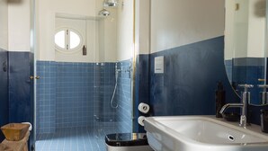 A bathroom with a large sink, a shower, and a toilet. - Palazzo Colombo (Gallipoli)