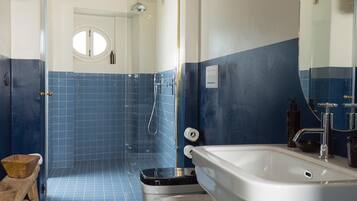 Junior-Suite, Meerblick | Badezimmer | Dusche, kostenlose Toilettenartikel, Haartrockner, Bademäntel
