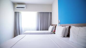 Suíte luxo, vista para o pátio | Cofres nos quartos, escrivaninha, Wi-Fi de cortesia, roupa de cama