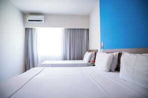 Suite Deluxe, vue sur la cour intérieure | Coffre-fort, bureau, accès au Wi-Fi (inclus), literie fournie