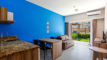 Suíte luxo, acessível para pessoas com deficiência física | Cofres nos quartos, escrivaninha, Wi-Fi de cortesia, roupa de cama