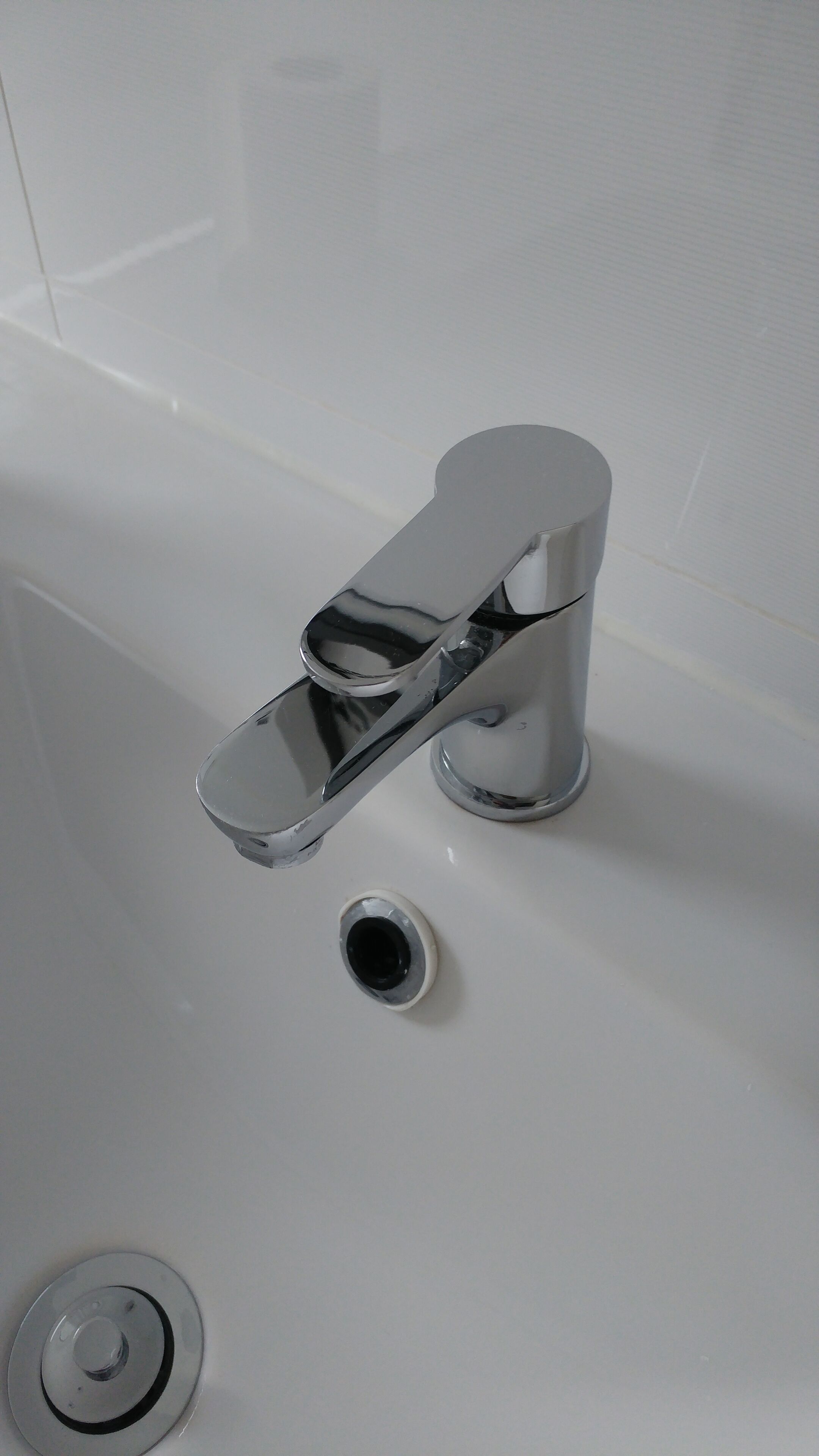 Een bad, een haardroger, handdoeken, zeep