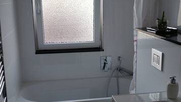 Badewanne, Haartrockner, Handtücher, Seife