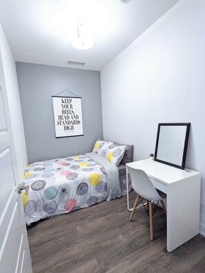 2 soverom, skrivebord, wi-fi (inkludert) og sengetøy