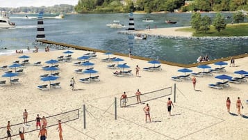 Plage à proximité, chaises longues, serviettes de plage