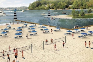 Plage à proximité, chaises longues, serviettes de plage