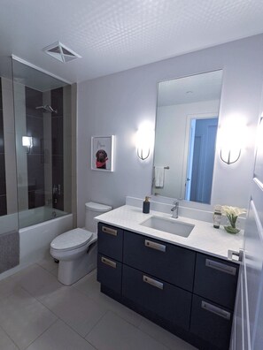 Hårføner, håndklær, såpe og toalettpapir