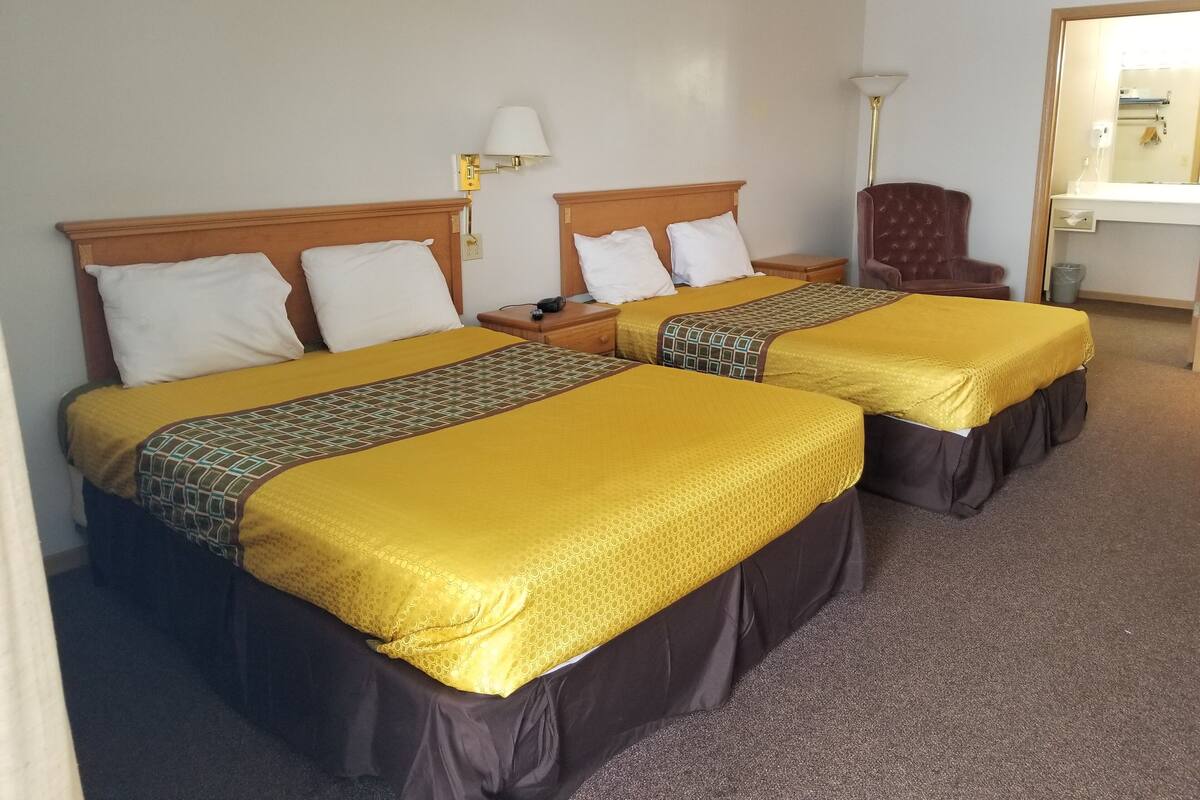 Kamar Comfort, 2 Tempat Tidur Queen | Selimut bulu angsa, meja kerja, dan setrika/meja setrika