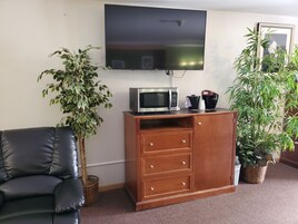 Cubrecamas, escritorio y tabla de planchar con plancha 