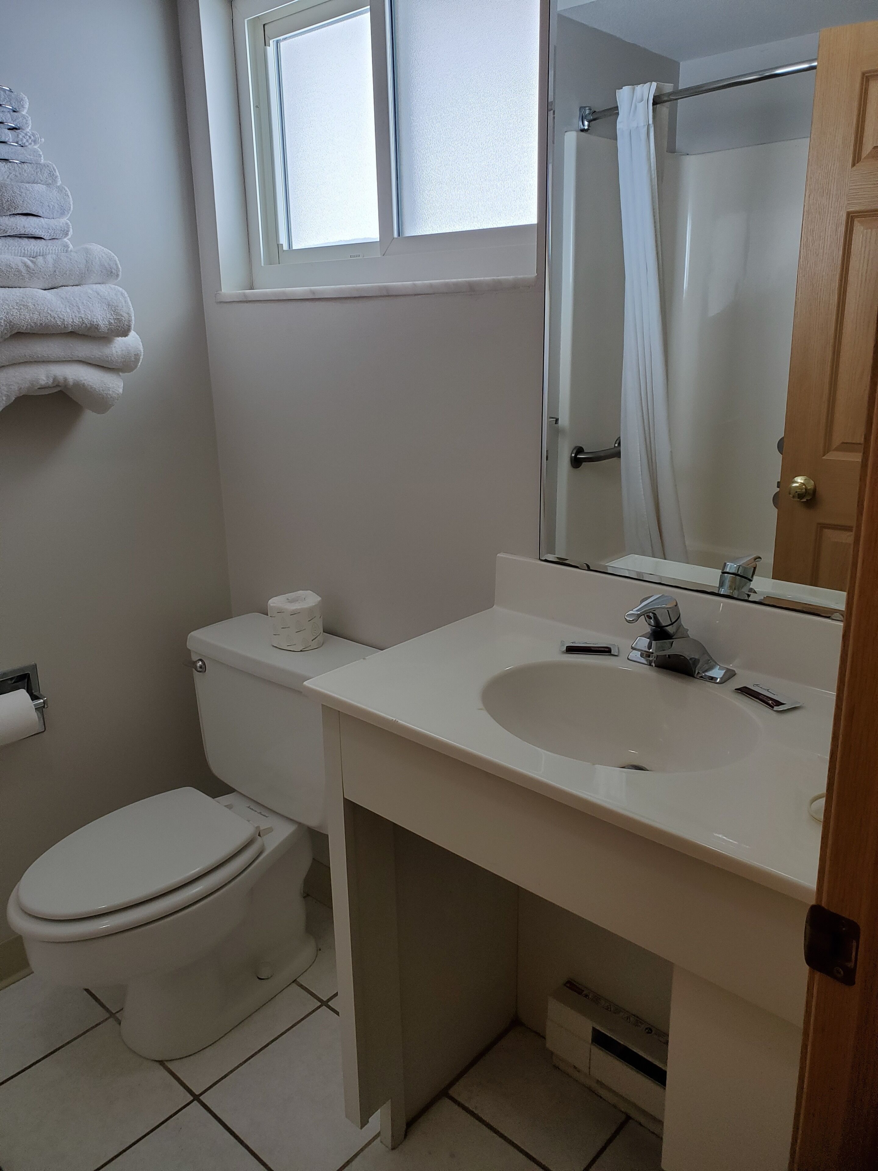 Habitación romántica, 1 cama de matrimonio grande, bañera de hidromasaje | Baño | Artículos de higiene personal gratuitos, secador de pelo y toallas