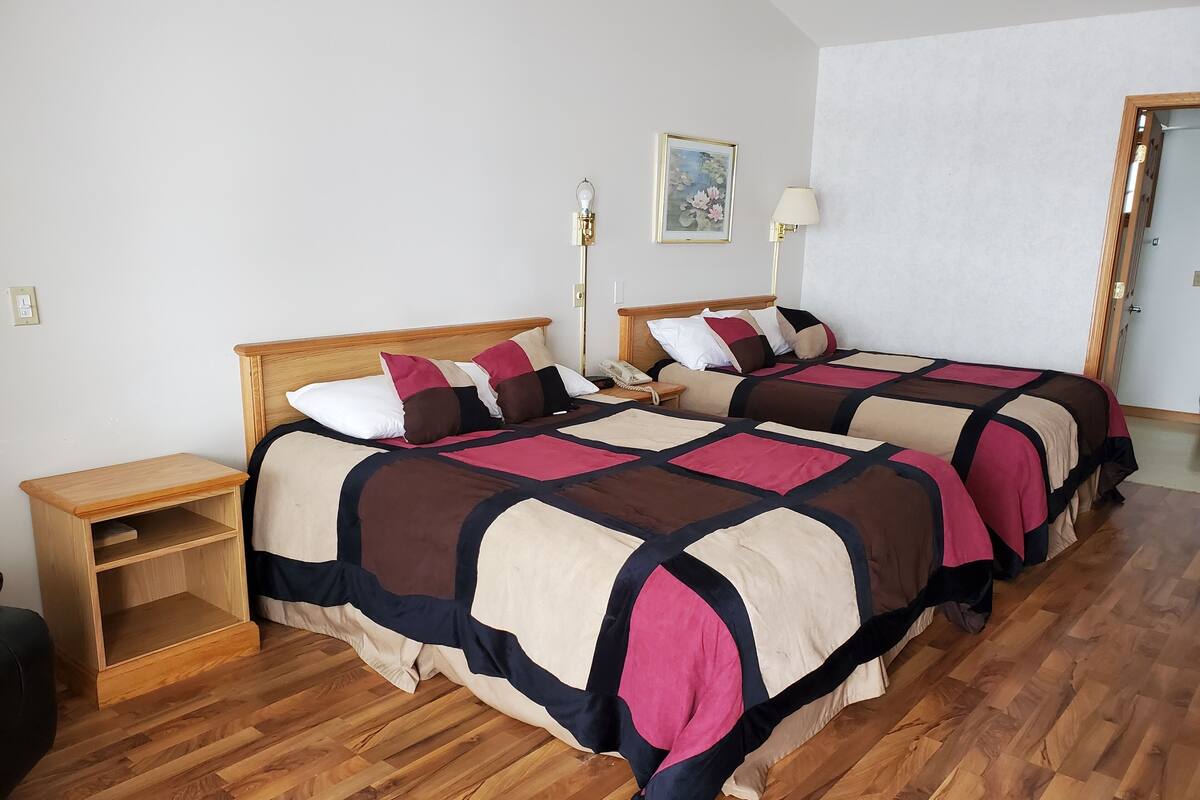 Kamar Comfort, 2 Tempat Tidur Queen | Selimut bulu angsa, meja kerja, dan setrika/meja setrika