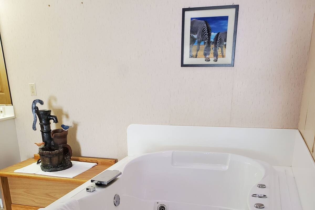 Kamar Romantis, 1 Tempat Tidur King, jet tub | Selimut bulu angsa, meja kerja, dan setrika/meja setrika