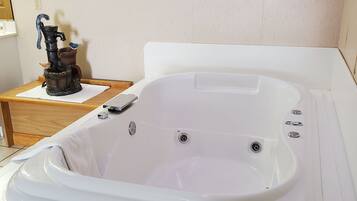 Quarto romântico, 1 cama King, banheira de hidromassagem | Edredons de pluma, escrivaninha, ferros/tábuas de passar roupa