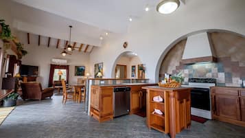 3 kamar tidur, brankas, setrika/meja setrika, dan tempat tidur bayi