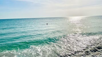 Una spiaggia nelle vicinanze, lettini da mare, teli da spiaggia