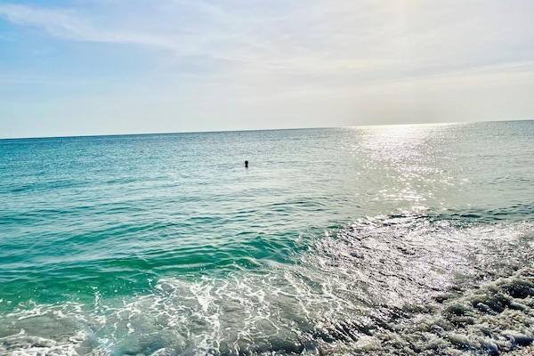 Vlak bij het strand, ligstoelen aan het strand, strandlakens