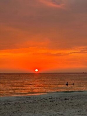 Beach nearby, sun loungers, beach towels