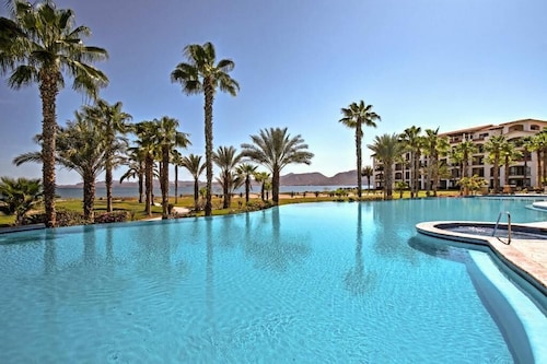 Best apartment beach front with access to the pool