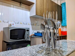 Fridge, microwave, electric kettle - City view Apartments (Nairobi)